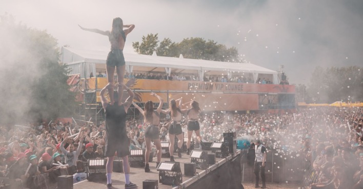 Tänzer auf der Bühne beim Donauinsel Open Air