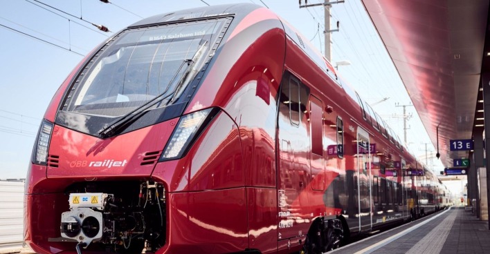 Zuggarnitur der Firma Stadler "Doppelstock-Railjet" am Wiener Hauptbahnhof