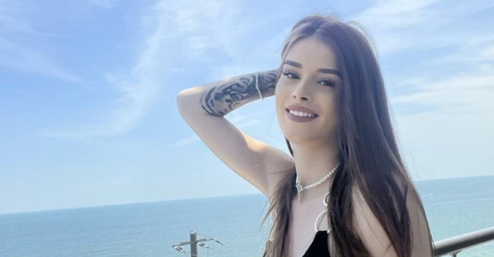 Teodora Marcu lächelt und fasst sich ins Haar