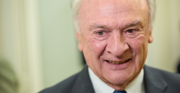 Porträt von Erwin Pröll, älterer Mann im Anzug, lächelnd, nach vorn blickend.