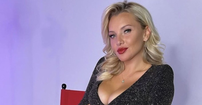 Evelyn Burdecki mit Lippenstift und Locken.