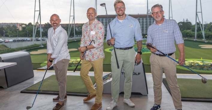 Vier Männer mit Golfschlägern