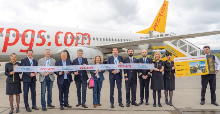 Vertreter von Pegasus Airlines am Flughafen in Graz
