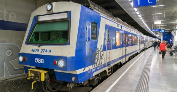 Wiener Schnellbahn Zug der Type 4020 in der Station Wien-Mitte