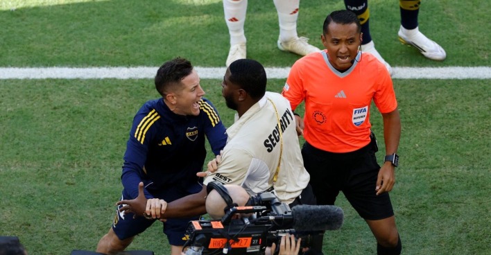 Spieler von Security zurückgehalten