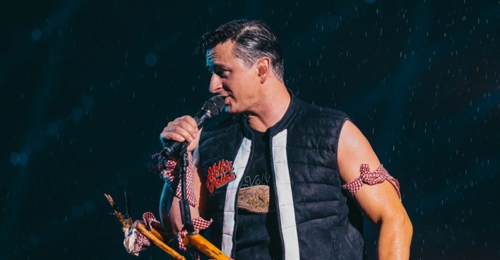 Andreas Gabalier mit Mikrophon