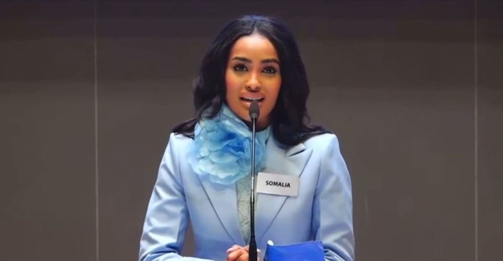 Zainab Jama spricht ins Mikrophon