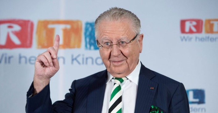 Heinz Horrmann im Anzug mit gestreifter Krawatte und Einstecktuch, hebt mahnend den Finger bei einer Veranstaltung von RTL.