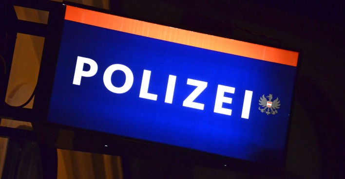 Symbolbild – Beleuchtetes Schild einer Polizeinspetkion