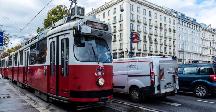 Alte Straßenbahn im Umlauf in Wien am Ring