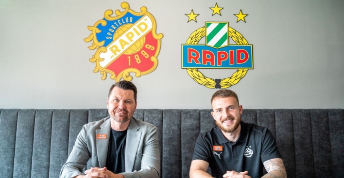 Sportdirektor Markus Katzer und Jannes Horn bei der Vertragsunterzeichnung