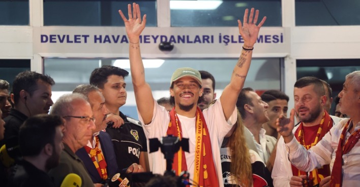 Gemeinsam mit Partnerin Candice Brook landete Leroy Sané in der Nacht auf Donnerstag in Istanbul, begleitet von einem Millionenpublikum im Livestream.