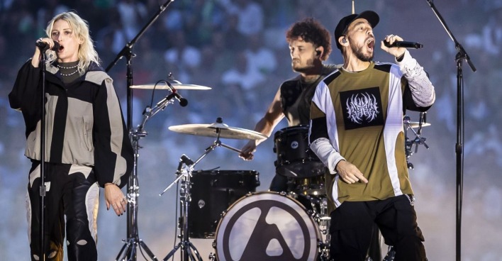 Emily Armstrong, Colin Brittian und Mike Shinoda von Linkin Park während der Performance in der Münchner Allianz Arena anlässlich des Champion League Finales