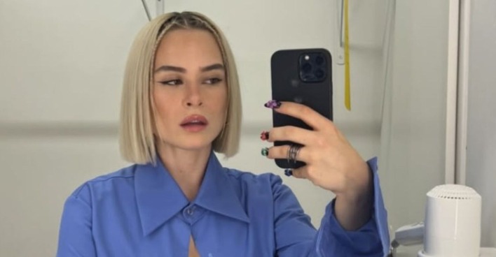 Mathea macht ein Foto im Spiegel