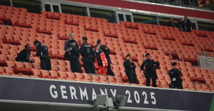 Polizisten in der Allianz Arena auf der Tribüne.