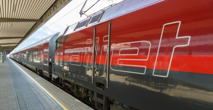 ÖBB Railjet-Zug am Bahnsteig; aktuell können aufgrund eines Systemausfalls keine Sitzplatzreservierungen oder Nachtzugbuchungen vorgenommen werden.