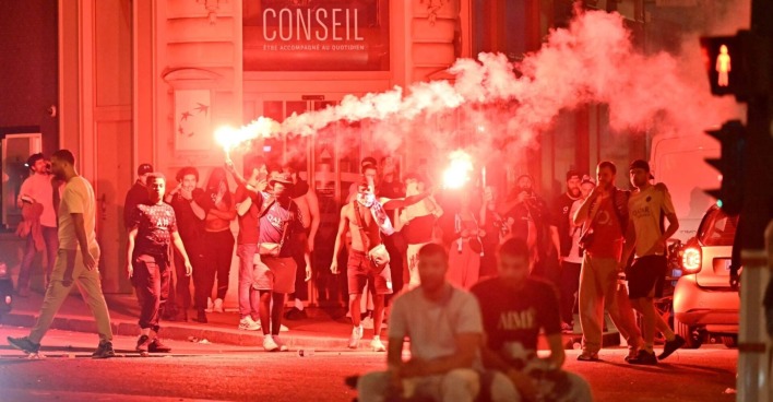 Anhänger von Paris Saint-Germain (PSG) versammeln sich am 1. Juni 2025 während der Feierlichkeiten mit Fackeln auf einer Straße in Paris