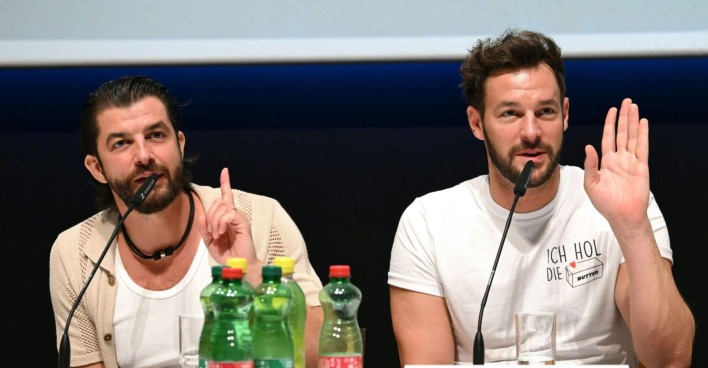 Otto Jaus und Paul Pizzera sprechen ins Mikrophon