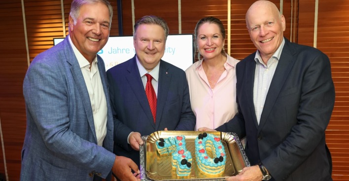 Ralph Vallon zeigt mit Ehefrau und prominenten Gästen seine Geburtstagstorte
