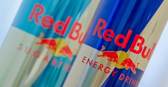 Detailaufnahme von Red Bull Dosen. Nach dem Tod von Gründer Dietrich Mateschitz hat sich die Eigentümerstruktur erneut verändert.