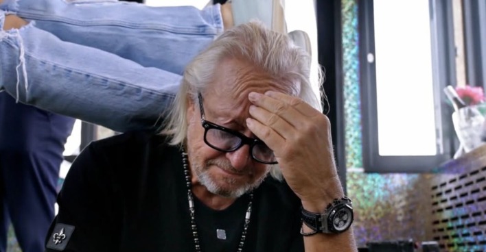 Robert Geiss mit Hand auf Stirn