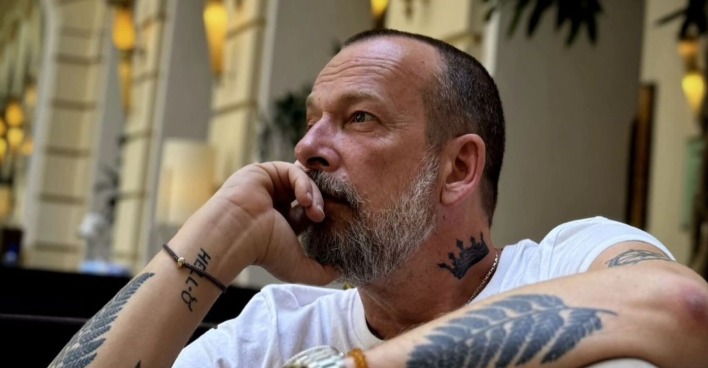 Robert Kratky blickt ernst in die Ferne