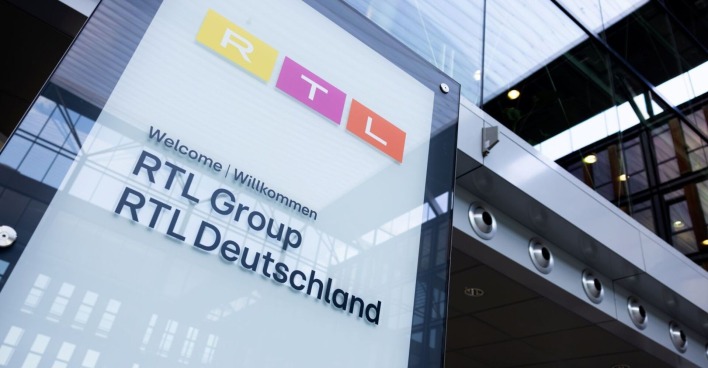 RTL Logo auf Tafel vor Gebäude