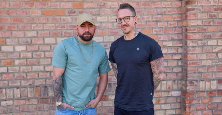 Christopher Seiler und Bernhard Speer vor einer Mauer