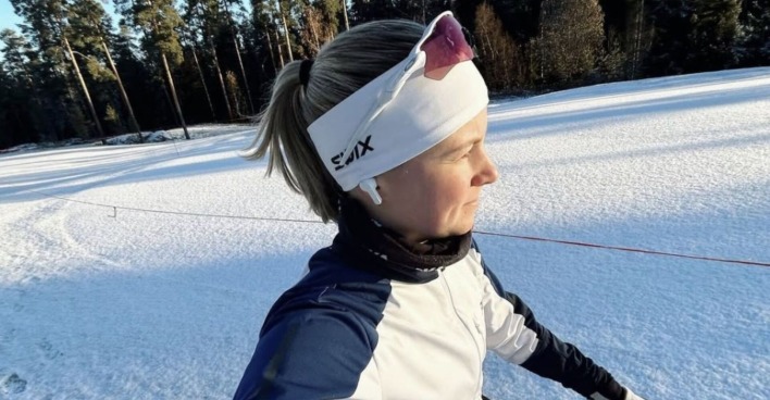 Finnische Langläuferin Anni Lindroos im Schnee