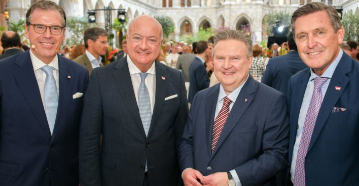 Gastgeber mit Bundeskanzler, Bürgermeister und Minister im sommerlichen Arkandenhof des Wiener Rathauses
