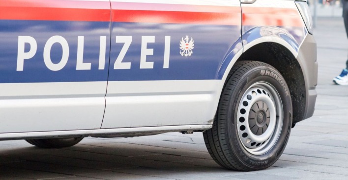 Nahaufnahme eines österreichischen Polizeifahrzeugs, seitlich mit dem Schriftzug „Polizei“, im Einsatz.