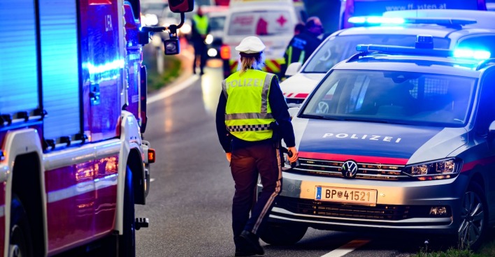Feuerwehr, Polizei und Notarzt an einem Unfallort.