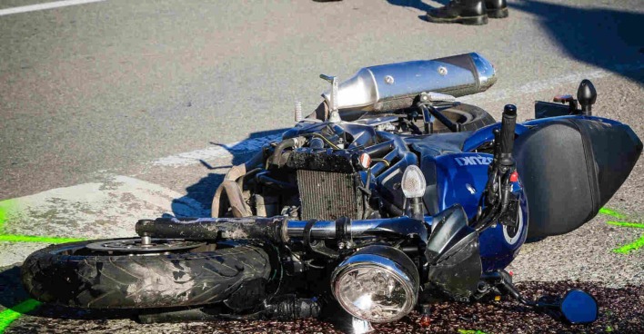 Motorrad liegt auf der Straße und ist kaputt