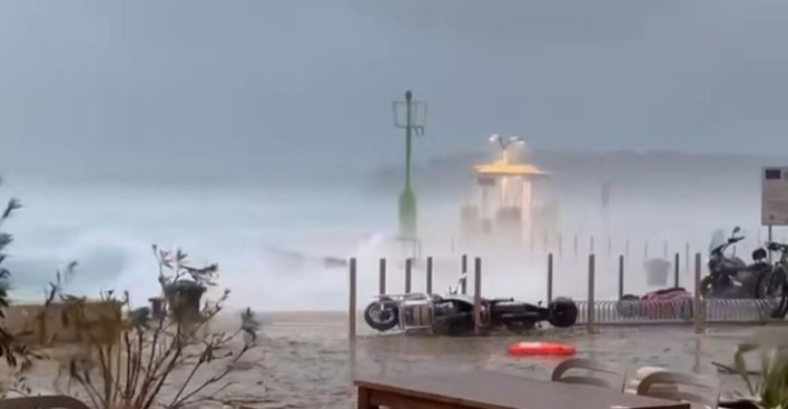 Aufnahme der Unwetter in Kroatien, Überschwemmungen und umgestürzte Motorräder