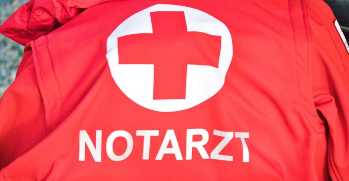 Rot-weiße Jacke mit Schriftzug
