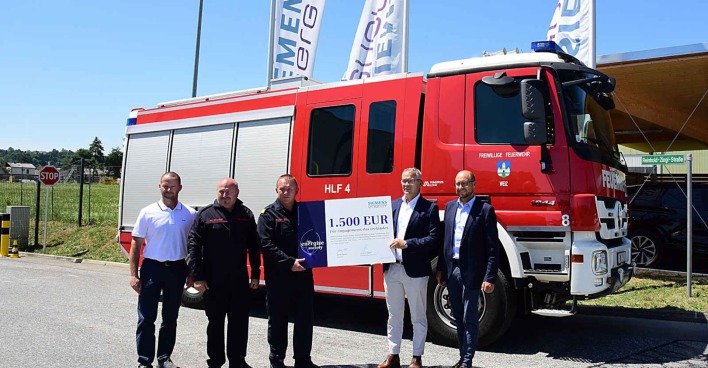 Männer vor einem Feuerwehrauto