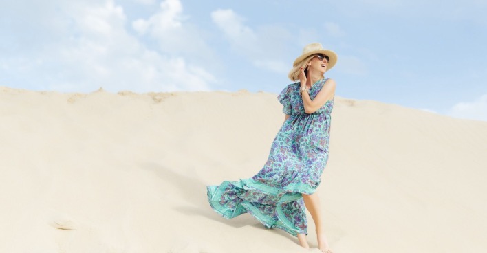 Frau in Sommerkleid auf Sanddüne