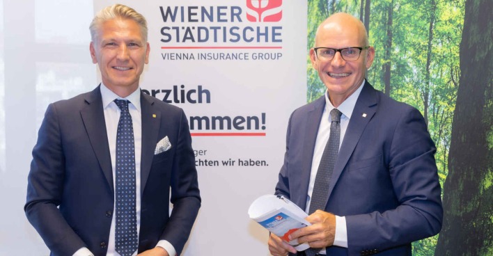 Zwei Männer lächeln