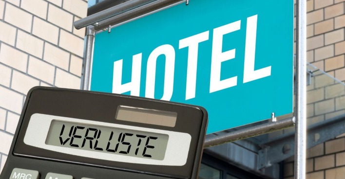 Hotelschild und Taschenrechner mit dem Wort Verluste