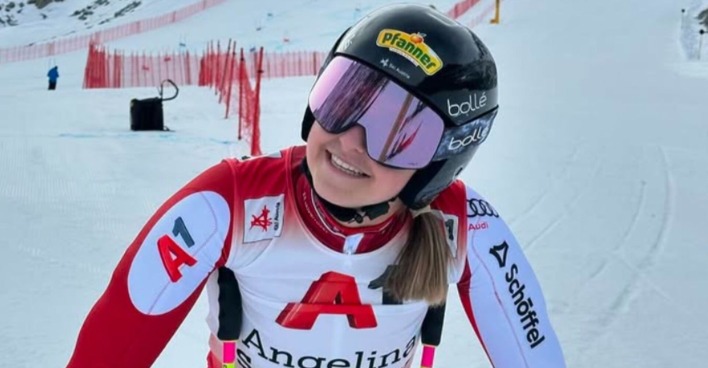 Angelina Salzgeber lächelt in Skigewand auf der Piste in Sölden