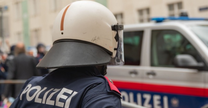 Eine Gruppe von 20 Fußballfans ist am Samstagabend laut Polizei auf einem Autobahnrastplatz auf drei Männer losgegangen.