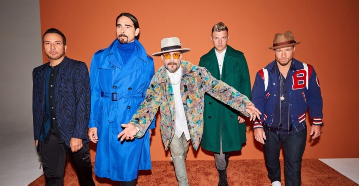 Die Backstreet Boys vor einer Leinwand