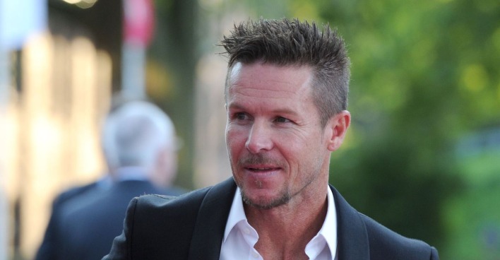 Extremsportler Felix Baumgartner in einem Sakko und Hemd