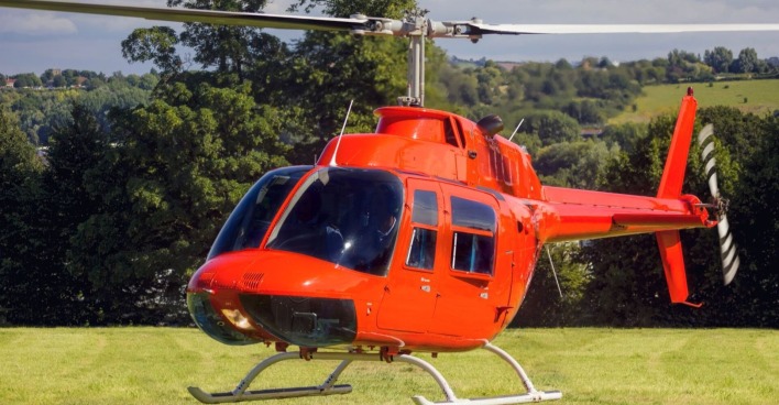 Roter Hubschrauber auf einem Landeplatz
