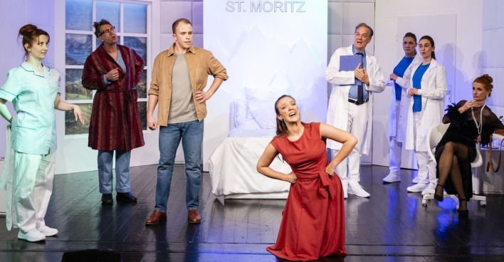 Sieben Schauspieler in der Theater-Kulisse des Kurhotels St. Moritz