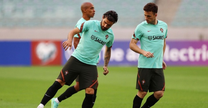 Diogo Jota und Ruben Neves in Kasachstan während eines Trainings