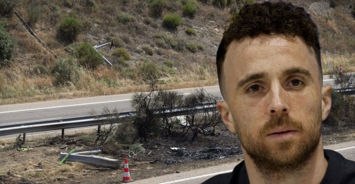 Unfallstelle an der Straße bei Zamora mit verbrannter Böschung und Leitplanke, davor Porträt von Diogo Jota, der beim Unfall ums Leben kam.