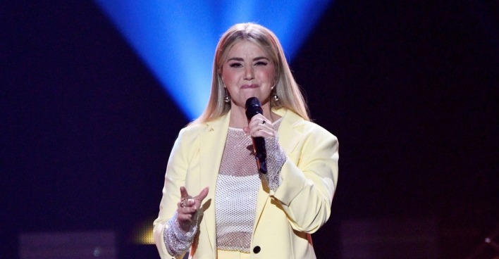 Beatrice Egli im gelben Anzug auf Bühne