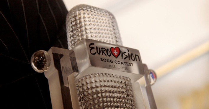 Johannes Pieltsch alias "JJ" mit der Trophäe des Eurovision Song Contest 2025 in der Präsidentschaftskanzlei