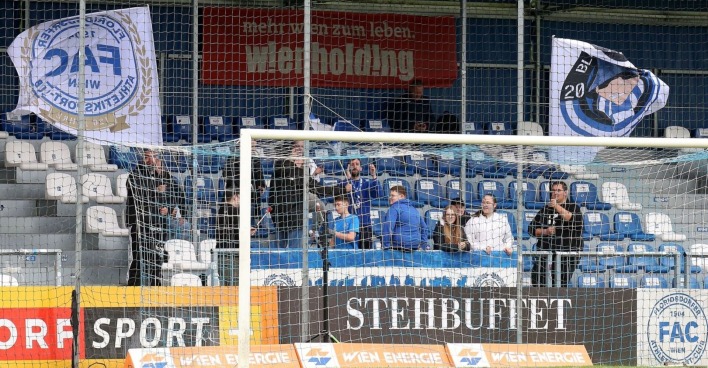 Fans des Floridsdorfer AC (FAC) während eines Ligaspiels.